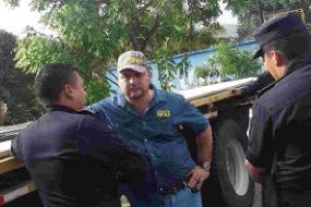 Gerson González es identificado por agentes de la PNC en la ruta al Atlántico. (Foto Prensa Libre: PNC)