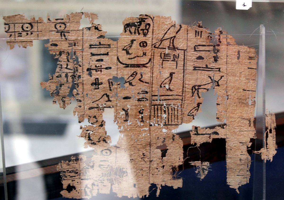 Los papiros datan de unos cuatro mil 500 años y detallan la vida diaria de los constructores de las pirámides egipcias. (Foto Prensa Libre: EFE).