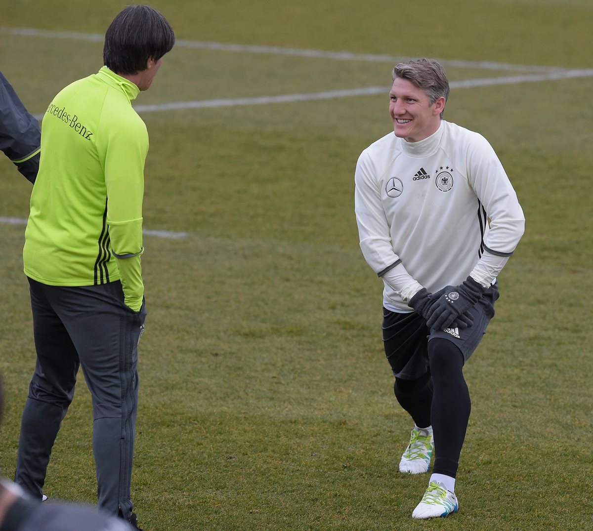 Bastian Schweinsteiger fue captado en el entrenamiento de ayer, platicando con su entrenador. (Foto Prensa Libre: AFP)