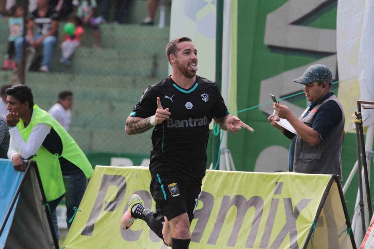 Emiliano López festeja luego de abrir el marcador contra Antigua GFC. (Foto Prensa Libre: Norvin Mendoza)