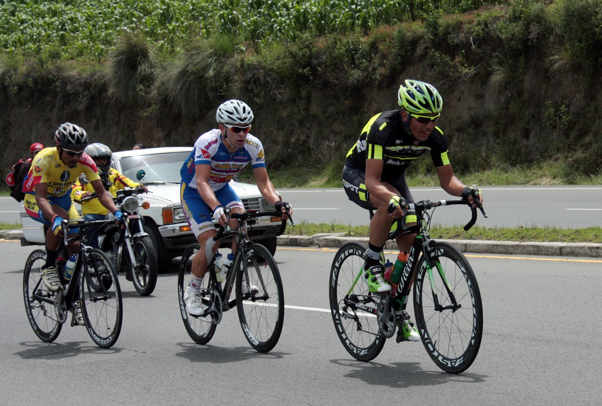 Manuel Rodas -Centro- se siente motivado por representar a Guatemala en un Mundial de Ciclismo. (Foto Prensa Libre: Carlos Ventura)