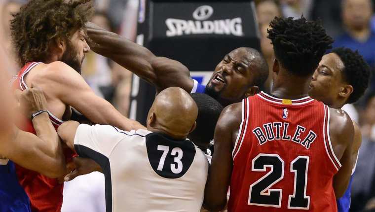 Serge Ibaka de Toronto Raptors (centro) tuvo una escena violenta con Robín López de Chicago Bulls el martes pasado. (Foto Prensa Libre: AP)