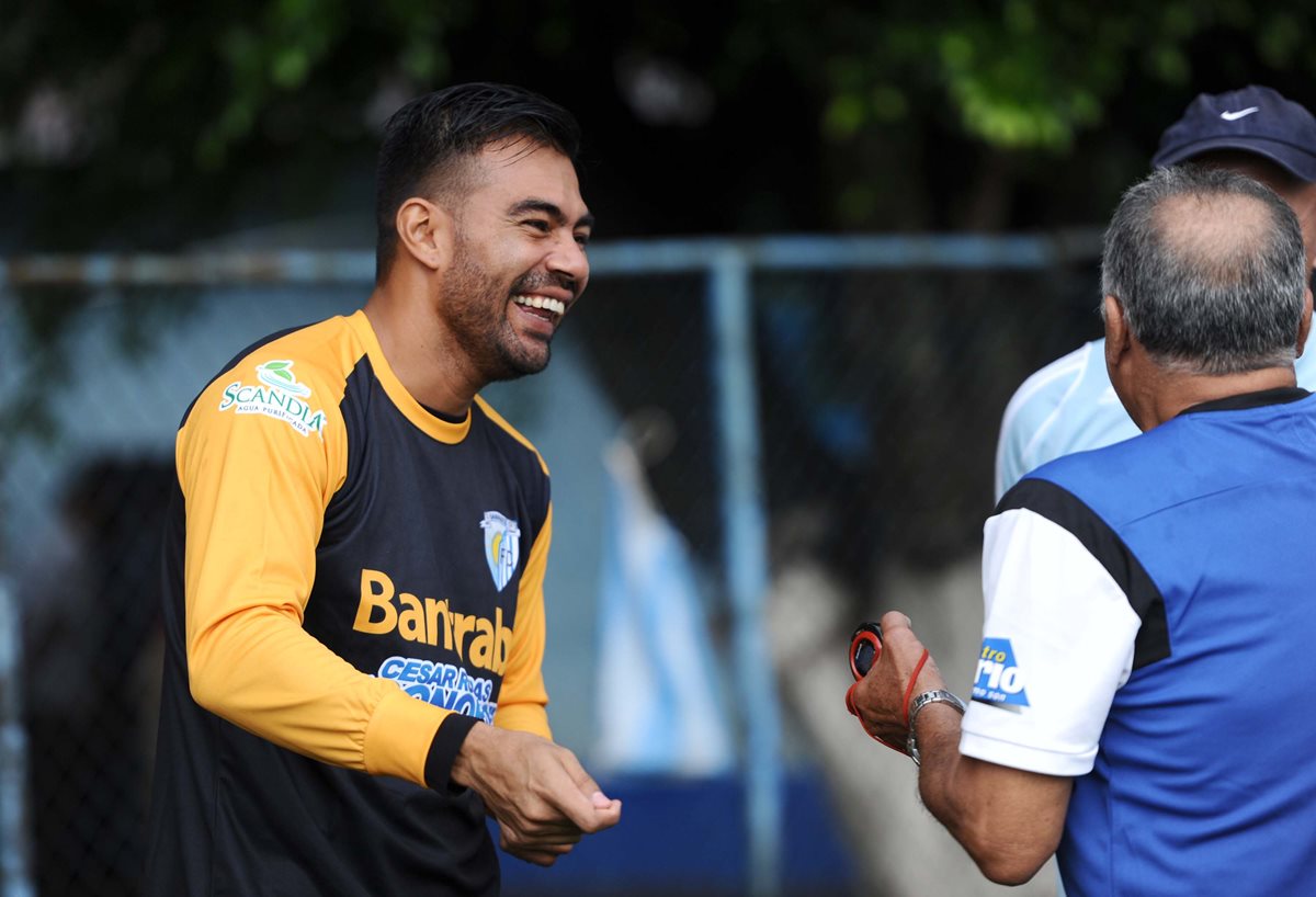 Paulo César Motta sonríe con el técnico Héctor Trujillo antes de comenzar el entrenamiento del Deportivo Sanarate. (Foto Prensa Libre: Francisco Sánchez)