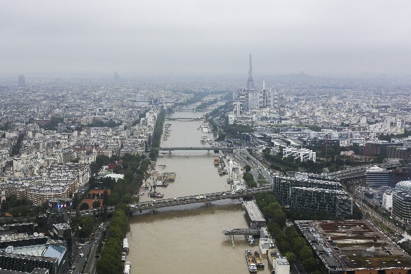 Vista general desde un helicóptero del río Sena que se ha desbordado en París. (AFP).