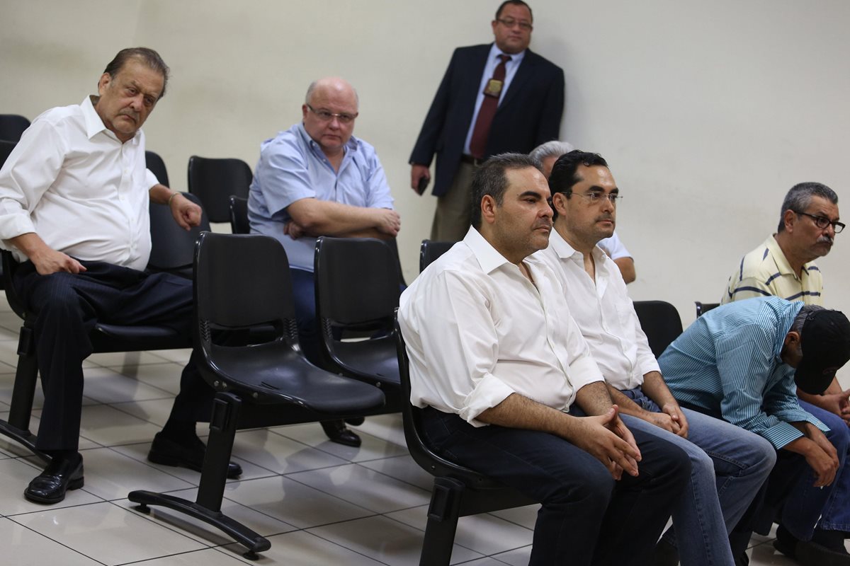 El expresidente Saca (primero de la fila de adelante) asiste a la audiencia en el Centro Judicial Isidro Menéndez. (Foto Prensa Libre: EFE).