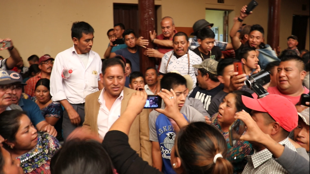 Vecinos de Xesic Primero y transportistas se enfrentan en la sede de la comuna de Santa Cruz del Quiché. (Foto Prensa Libre: Héctor Cordero)