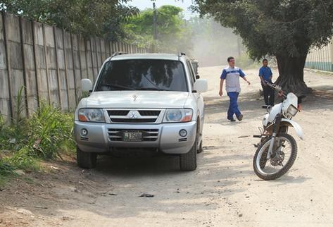 Vehículo en donde se encontró al Chef Humberto Domínguez (Foto Prensa Libre: E. Paredes)