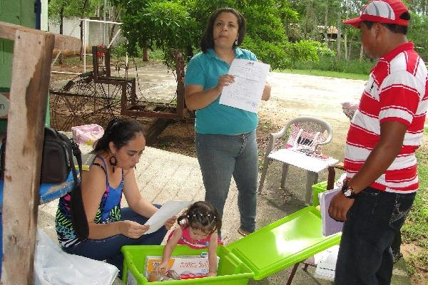 Maestra recibe un equipo educativo.