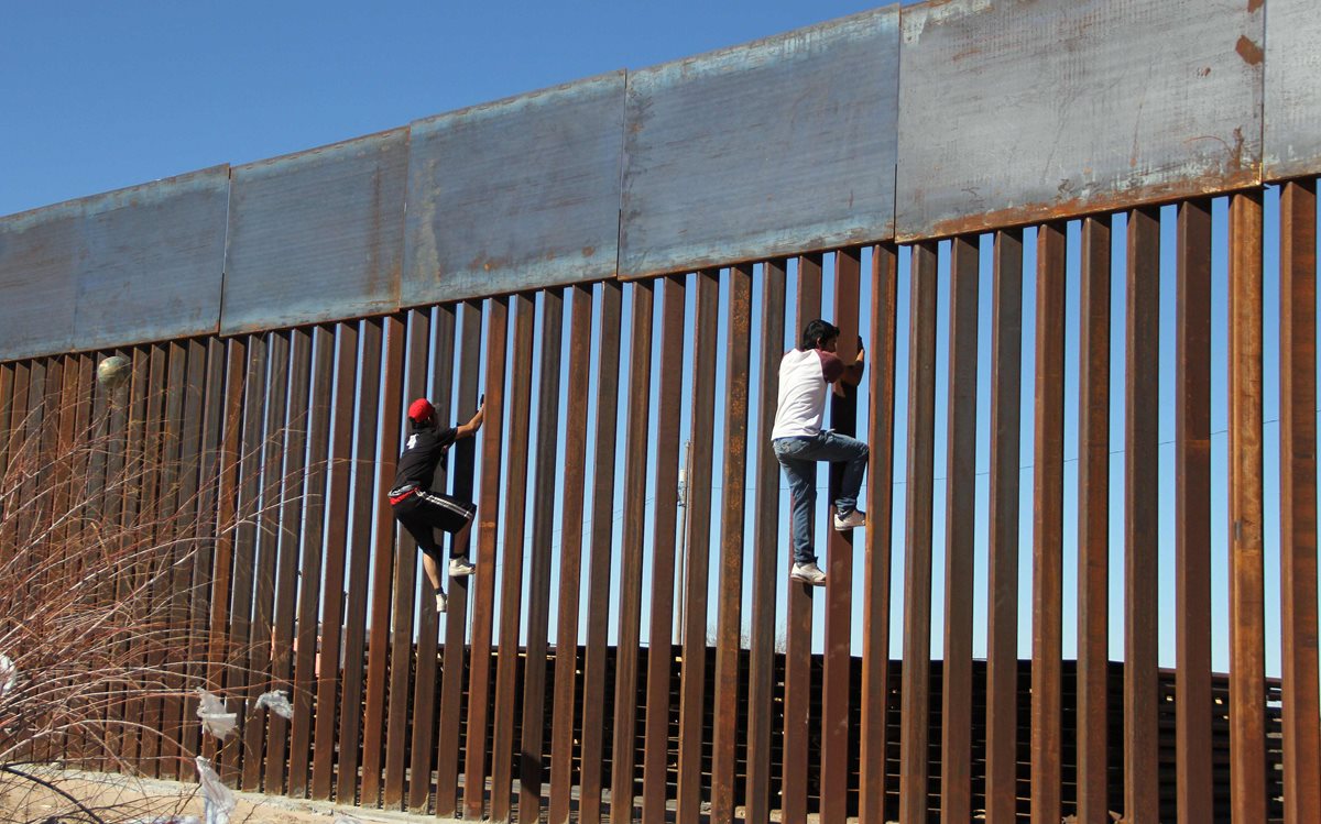 Dos niños observan en el muro que divide la frontera entre México y los EE. UU. del lado de Ciudad Juárez, México.(Foto Prensa Libre: AFP).
