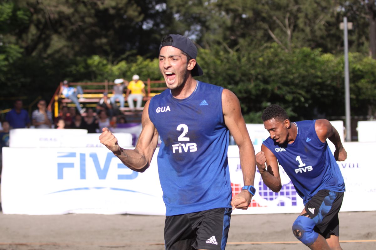 Andy Leonardo y Luis García se coronaron campeones centroamericanos de Voleibol de Playa. (Foto Prensa Libre: Jesús Cuque)