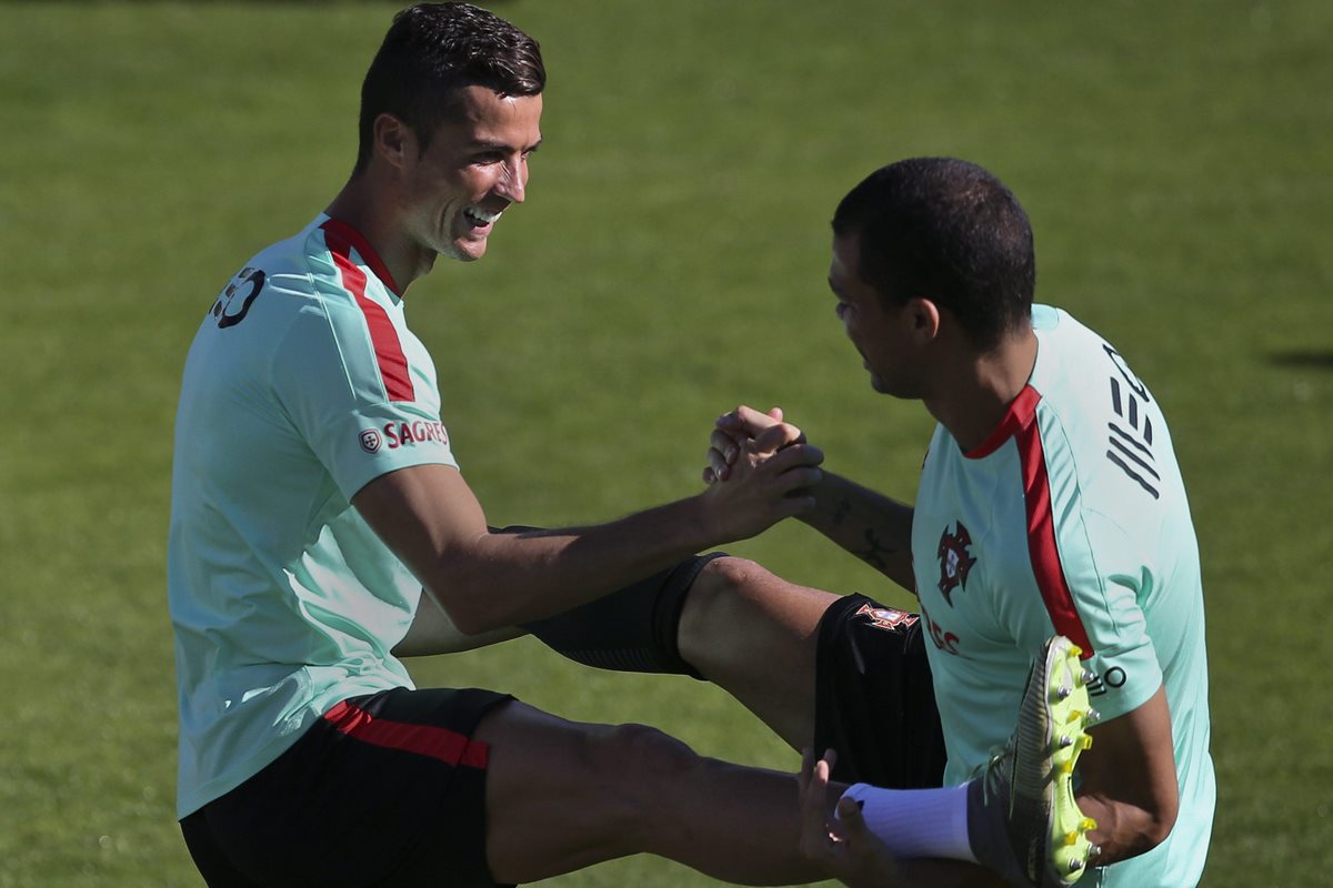 Cristiano Ronaldo (i), y Kepler Laveran "Pepe", durante un entrenamiento del equipo en Oeiras, Portugal. (Foto Prensa Libre: EFE).