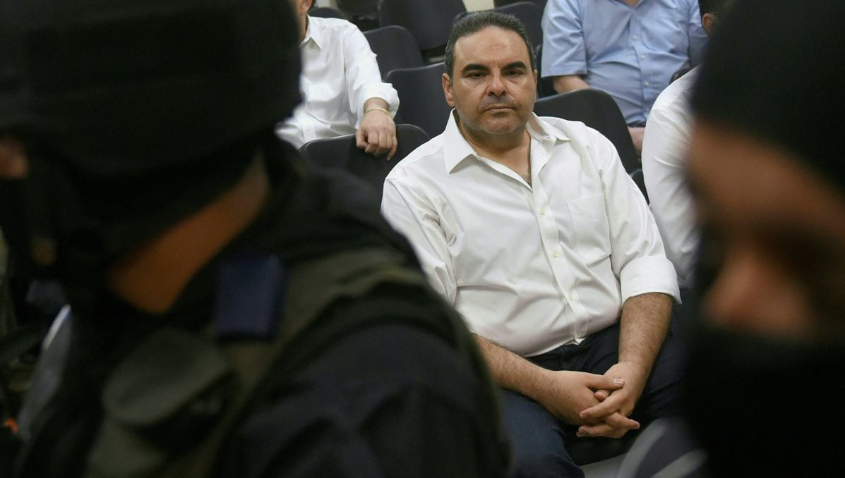 El expresidente Antonio Saca observa durante una audiencia el martes último. (Foto Prensa Libre: AFP).