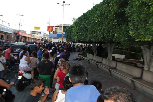 Un hombre que platicaba con otro fue asesinado en el parque central de Sanarate, El Progreso. (Foto Prensa Libre: Héctor Contreras)<br _mce_bogus="1"/>