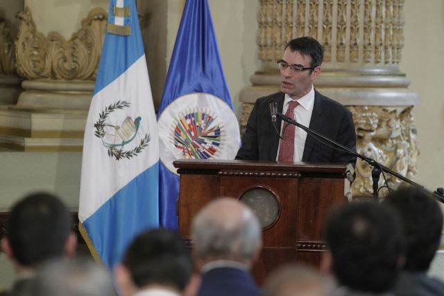 El presidente de la CIDH, James Cavallaro, durante la presentación del informe. (Foto Prensa Libre: Edwin Bercián)