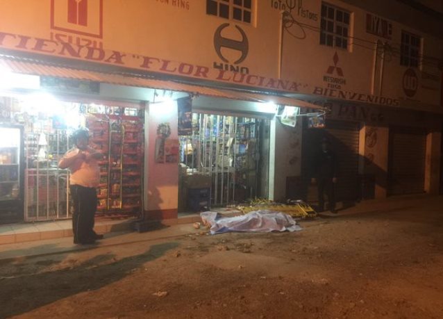 Los dos cadáveres quedaron tendidos frente a la tienda Flor Luciana. (Foto Prensa Libre: CVB)