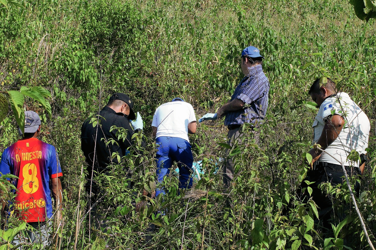 Peritos del Ministerio Público recaban evidencias en el lugar del crimen, en de la  aldea  Mopán Uno, en Dolores, Petén. (Foto Prensa Libre: Walfredo Obando)
