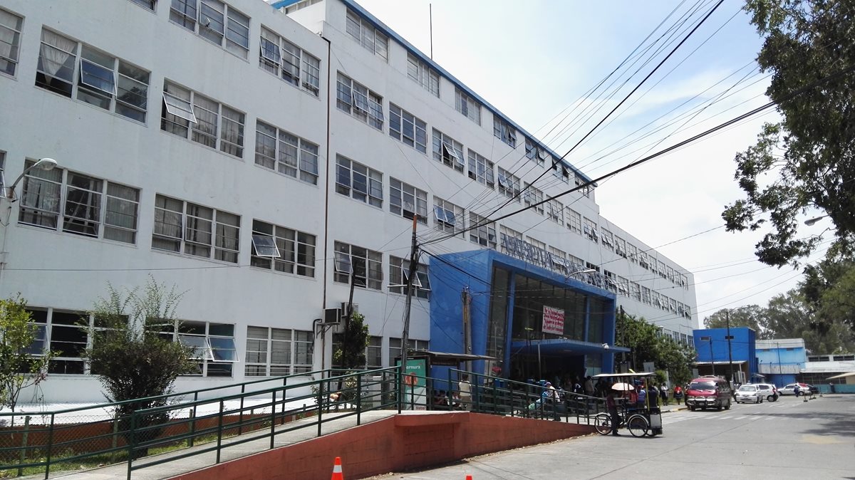 Fachada del hospital Roosevelt en un día normal de atención en todas las unidades. (Foto Prensa Libre: Roni Pocón)