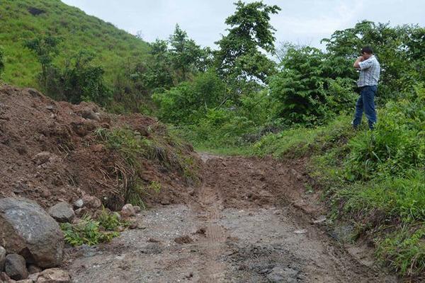Deslaves y hundimientos afectan unos 10 km de camino hacia tres comunidades de Los Amates. (Foto Prensa Libre: Edwin Perdomo)