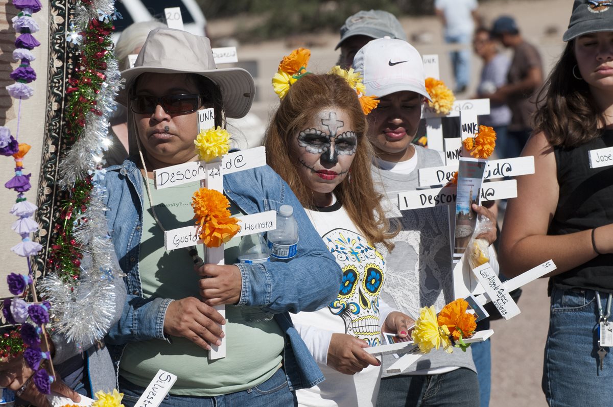 Recuerdan a varios inmigrantes muertos en el desierto de Arizona. (Foto Prensa Libre: EFE)