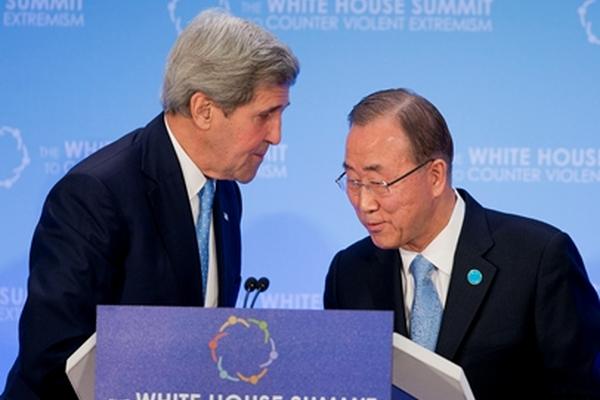El secretario de Estado de EE. UU., John Kerry, habla con el secretario general de la ONU, Ban Ki-Moon, durante encuentro. (Foto Prensa Libre: AP)