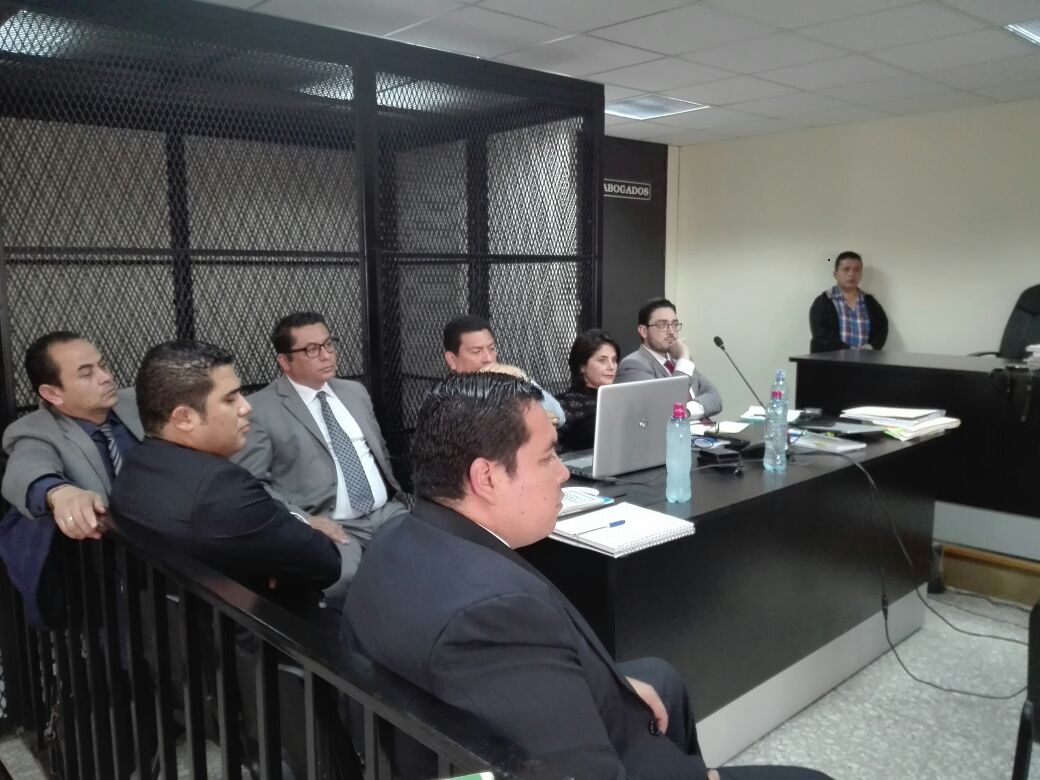 La audiencia de primera declaración de las cinco personas que se entregaron a la justicia se desarrolló en el Juzgado de Mayor Riesgo D. (Foto Prensa Libre: La Red)