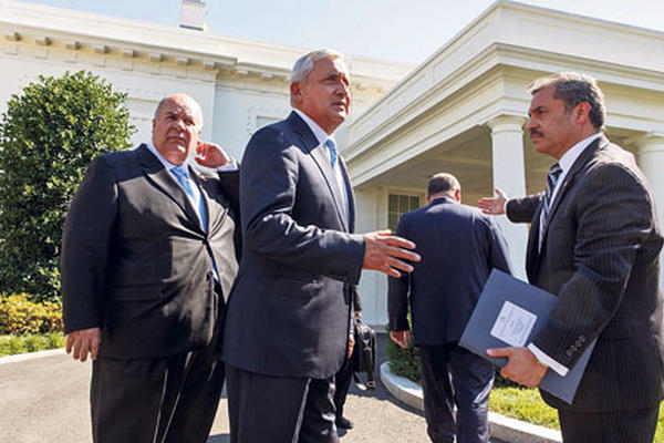 El presidente Otto Pérez Molina, cuando ingresaba el viernes en la Casa Blanca. Le acompañaba, atrás, el embajador en Washington D. C., Julio Ligorría.