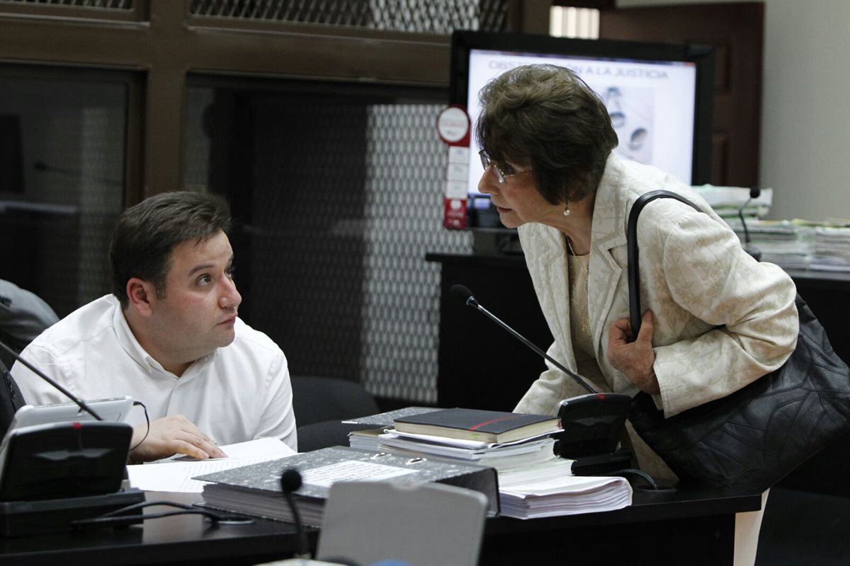 Roberto Barreda y su mamá Beatriz De León, durante la audiencia. (Foto Prensa Libre: Paulo Raquec)