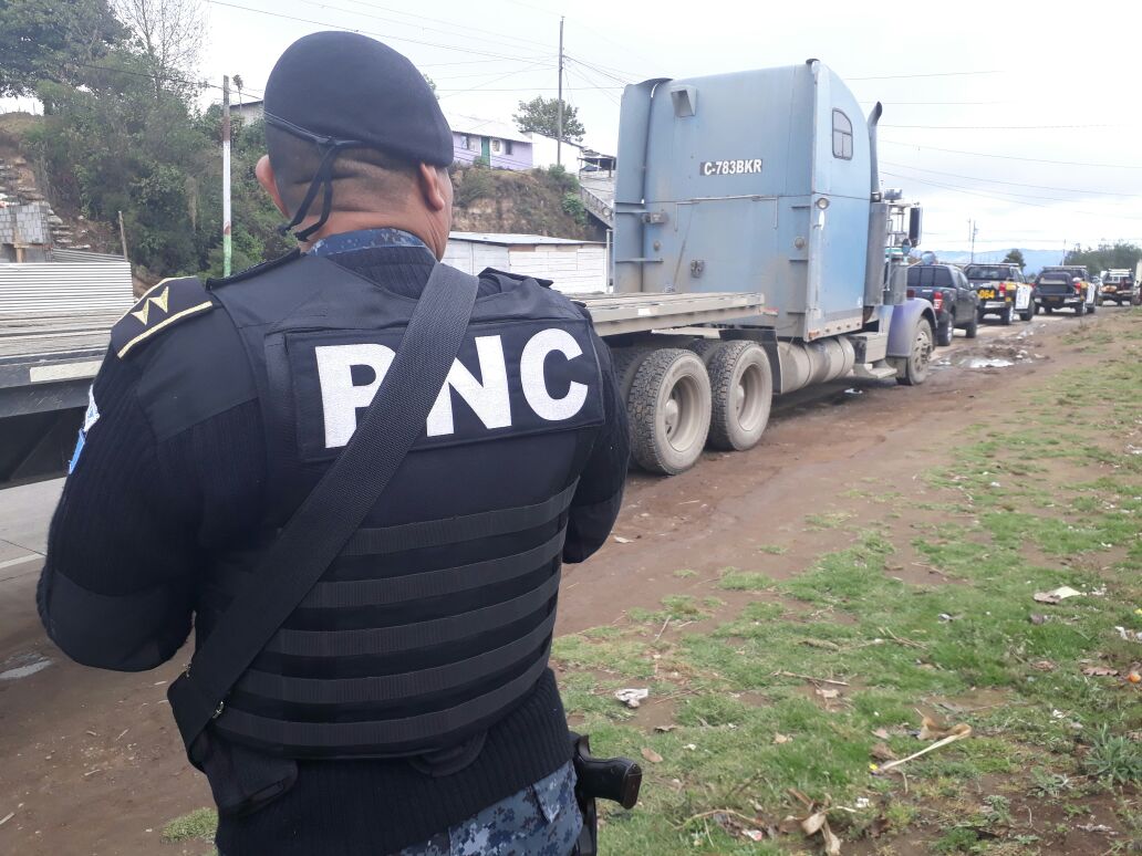 Más de US$1 millón fueron decomisados en un tráiler interceptado por la PNC en un tramo de la ruta Interamericana, en Quiché. (Foto Prensa Libre: PNC)