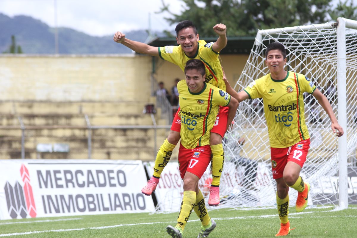 Carlos Rodríguez (17) celebra con Frank de León (d) y Kevin Mérida el tercer gol de Marquense contra Petapa (Foto Prensa Libre: Aroldo Marroquín)