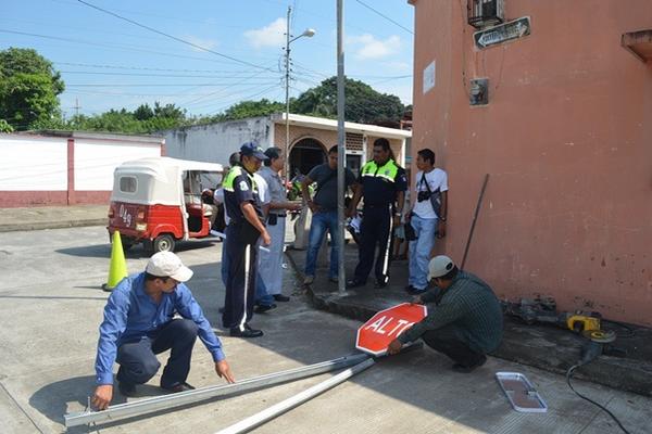 Para ordenar el tránsito vehicular, autoridades  instalan 275 rótulos en la ciudad de Retalhuleu. (Foto Prensa Libre: Jorge Tizol)