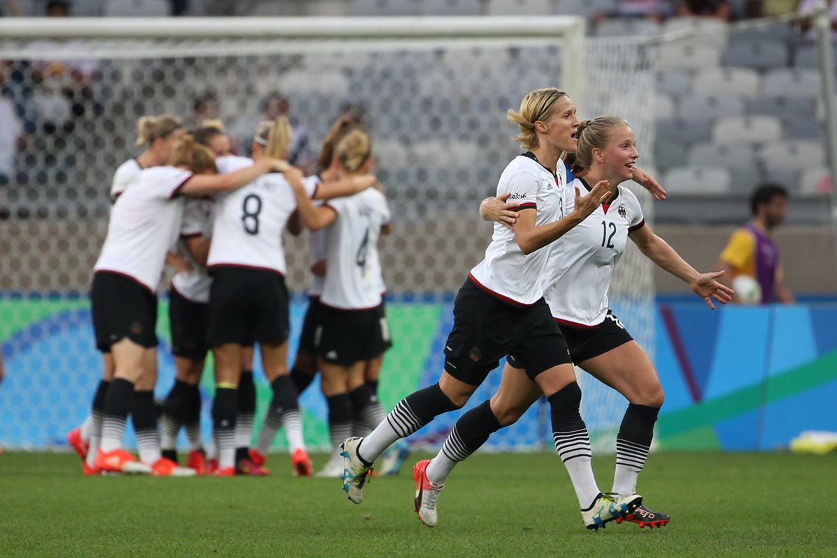 Las jugadoras de Alemania festejan el segundo gol de anotado por Sara Daebritz. (Foto Prensa Libre: AP)