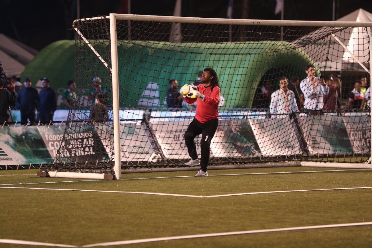René Higuita controla la pelota durante el calentamiento.