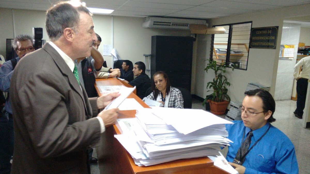 Fernando Linares Beltranena, fiscal del PAN, presenta un amparo contra magistrados del Tribunal Supremo Electoral. (Foto Prensa Libre: Paulo Raquec)