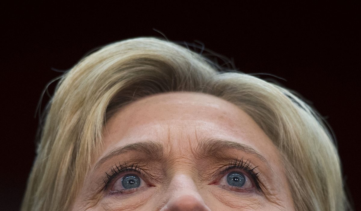 Clinton ha tratado de liberarse de la controversia causada por su decisión de usar una cuenta privada de correo electrónico para asuntos de interés nacional. (Foto Prensa Libre: AP).