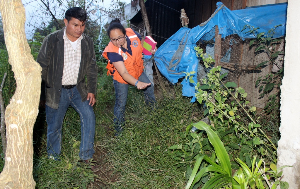 Personal de la Conred y de la comuna inspeccionan el área en riesgo en Nebaj, Quiché. (Foto Prensa Libre: Óscar Figueroa)