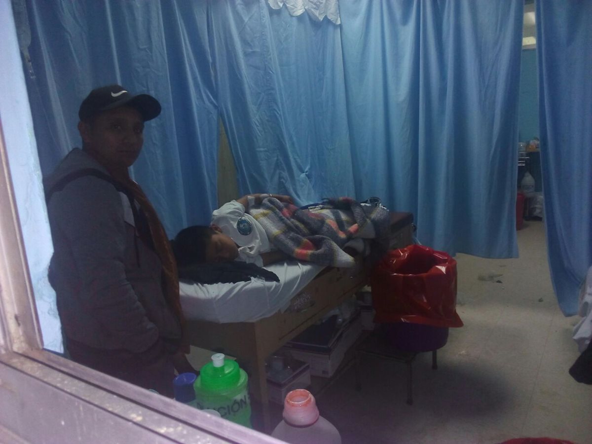 Un grupo de 13 niños de la Escuela Central jornada vespertina de Nebaj, Quiché, sufrieron intoxicación. (Foto Prensa Libre: Héctor Cordero)