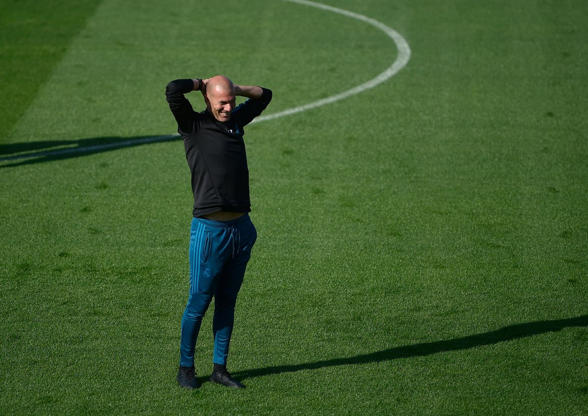 Zinedine Zidane, técnico del Real Madrid, durante la práctica del equipo antes de enfrentar al Tottenham en la Liga de Campeones de Europa. (Foto Prensa Libre: AFP)