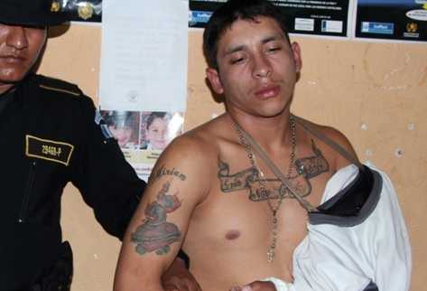 Un arma de fuego y documentos con datos de transportistas se le incautaron al presunto pandillero capturado. (Foto Prensa Libre: PNC)