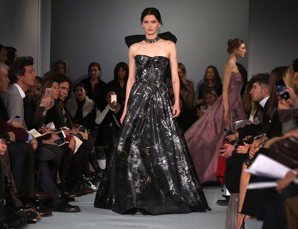 Diseños en tela brocada, cuellos fur y de muñeca, tonos rojo vino y trajes chaqueta con falda destacaron en la colección de Óscar de la Renta. (Foto Prensa Libre, EFE)