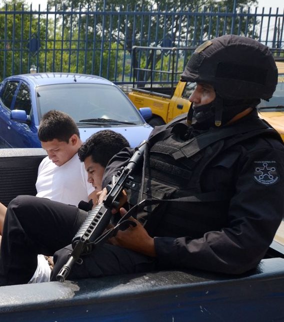 Según las autoridades de Seguridad Pública, las pandillas son responsables de la mayoría de crímenes que se cometen en El Salvador. (Foto Prensa Libre: EFE).