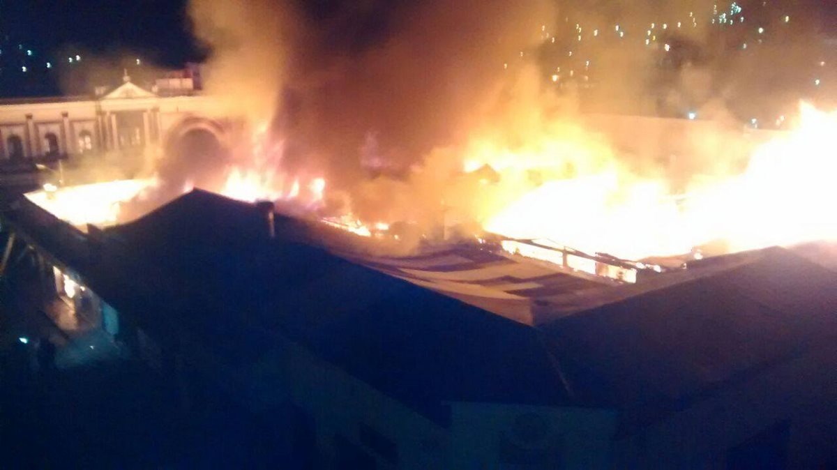 El 31 de julio del 2015 un incendio destruyó 11 locales comerciales en el Centro Histórico de Xela. (Foto Prensa Libre. Hemeroteca PL)