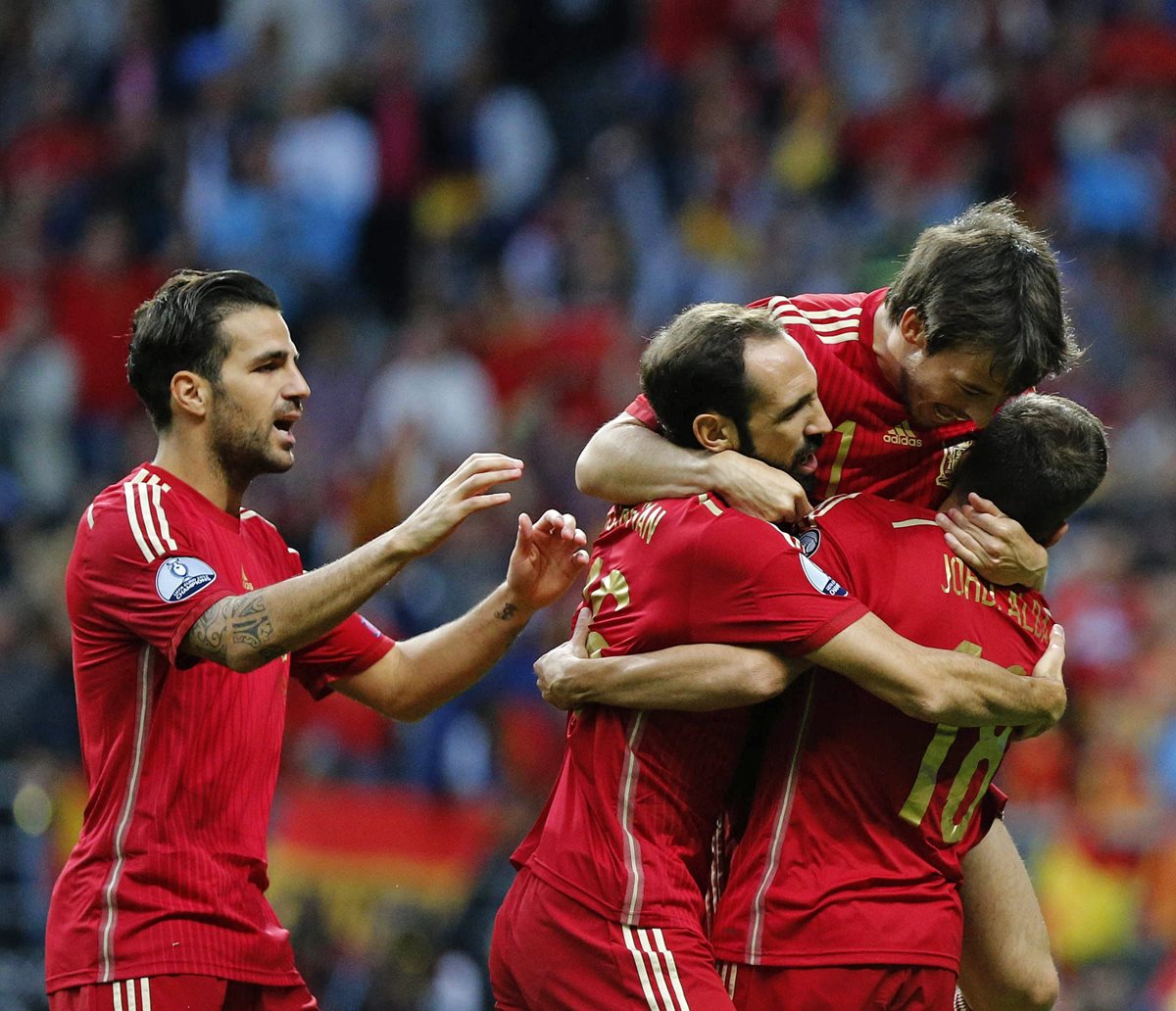 Los españoles celebran uno de los goles de este sábado. (Foto Prensa Libre: EFE)