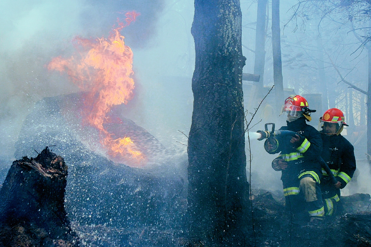 El incendio consumió dos viviendas, una bodega y gran cantidad de árboles en Santa Cruz del Quiché, Quiché. (Foto Prensa Libre: Óscar Figueroa)