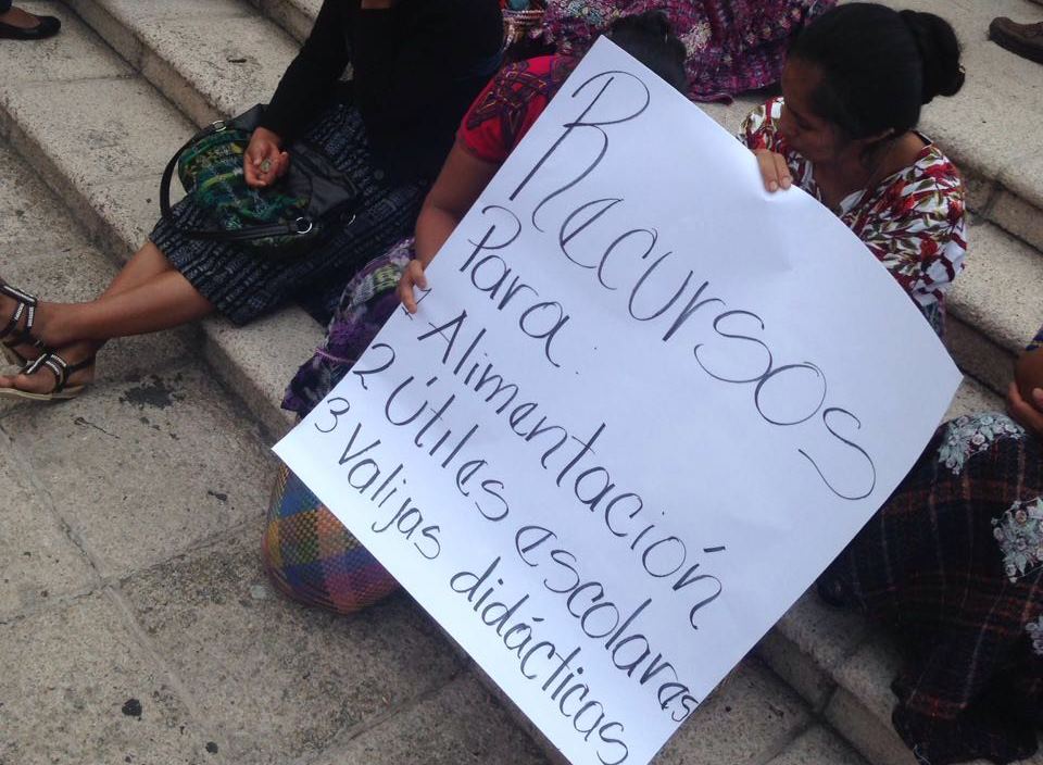 Padres de familia acompañaron la protesta de los maestros de San Juan Sactepéquez. (Foto Prensa Libre: Cortesía)