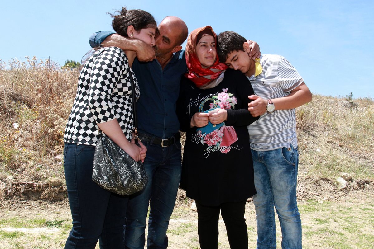 Rashid Jaqali y su familia, se abrazan al concluir la travesía en Italia, lamentan la muerte de uno de sus integrantes Mohamad. (Foto Prensa Libre: AP).