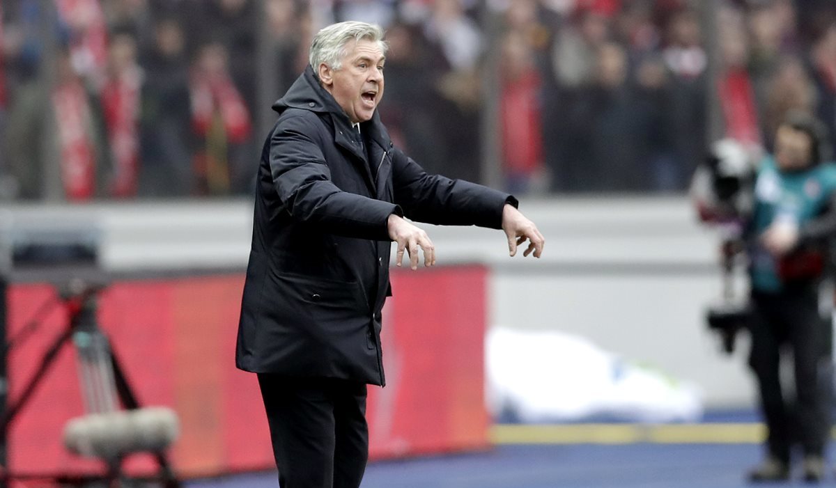 El técnico italiano Carlo Ancelotti del Bayern Munich da instrucciones desde su área técnica en el partido contra el Hertha. (Foto Prensa Libre: AP)