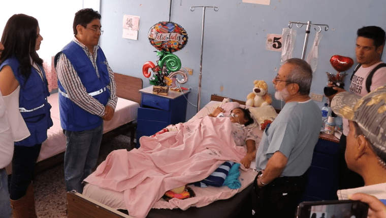 Jordán Rodas Andrade, procurador de los Derechos Humanos, habla con los médicos que cuidan a un paciente, que llegó con una herida de arma de fuego. (Foto Prensa Libre: Hugo Oliva)