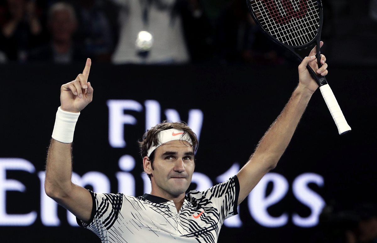 El suizo Roger Federer celebra después de derrotar a su compatriota Stan Wawrinka en la semifinal del torneo de Melbourne. (Foto Prensa Libre: EFE)