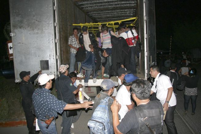 (Imagen de referencia). Miles de indocumentados son trasladados todos los días en camiones. (Foto: univisión.com)
