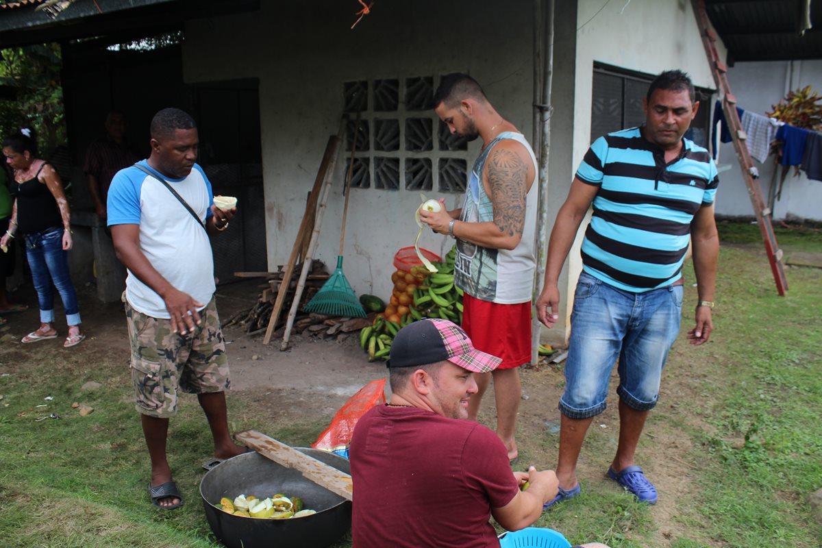 Un grupo de migrantes cubanos prepara alimentos en la parroquia de Paso Canoas, en la Frontera entre Panamá y Costa Rica. (Foto Prensa Libre: EFE)